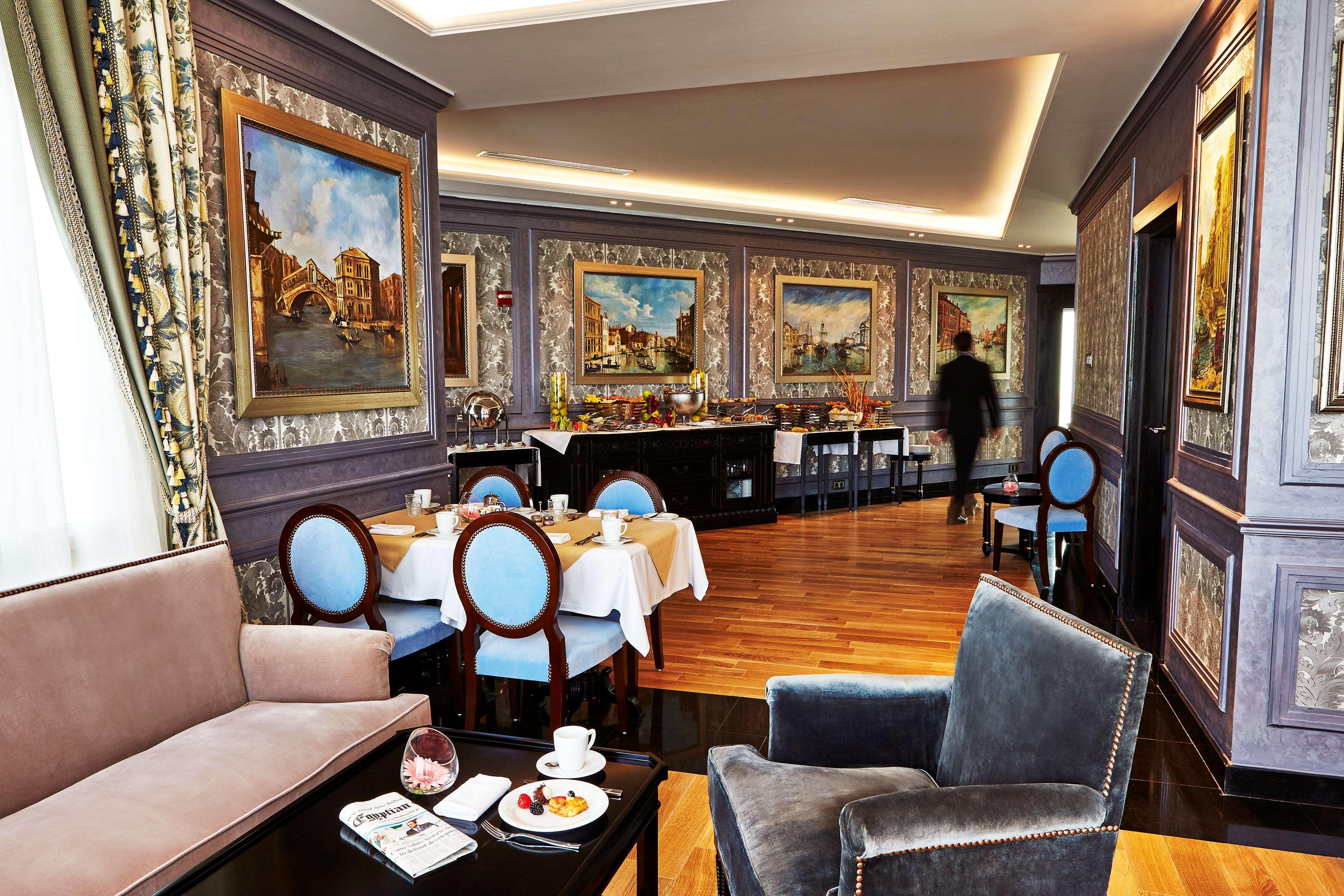 Royal Maxim Palace Kempinski Káhira Exteriér fotografie The Club Lounge at the airport