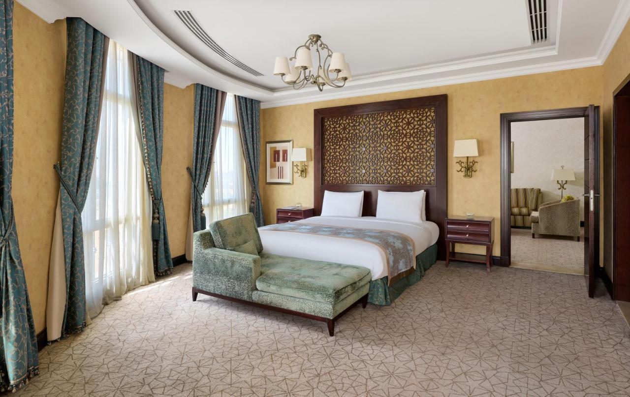 Royal Maxim Palace Kempinski Káhira Exteriér fotografie A bedroom at the Jumeirah Emirates Towers Hotel