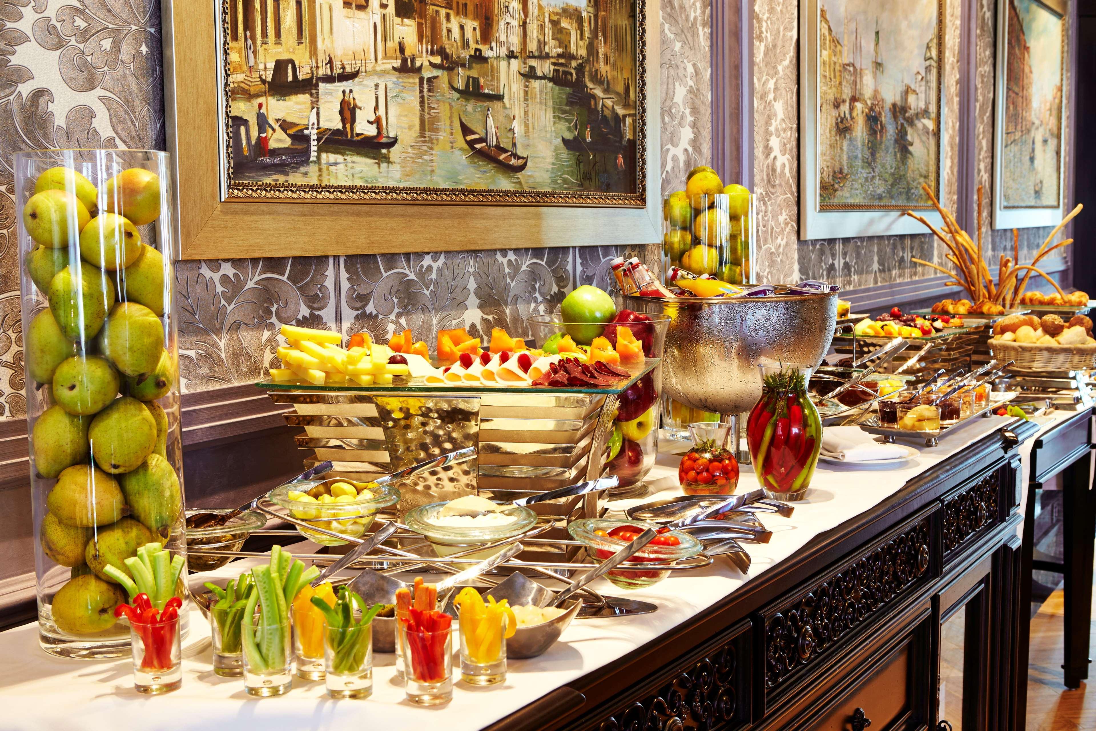 Royal Maxim Palace Kempinski Káhira Exteriér fotografie A buffet at a hotel