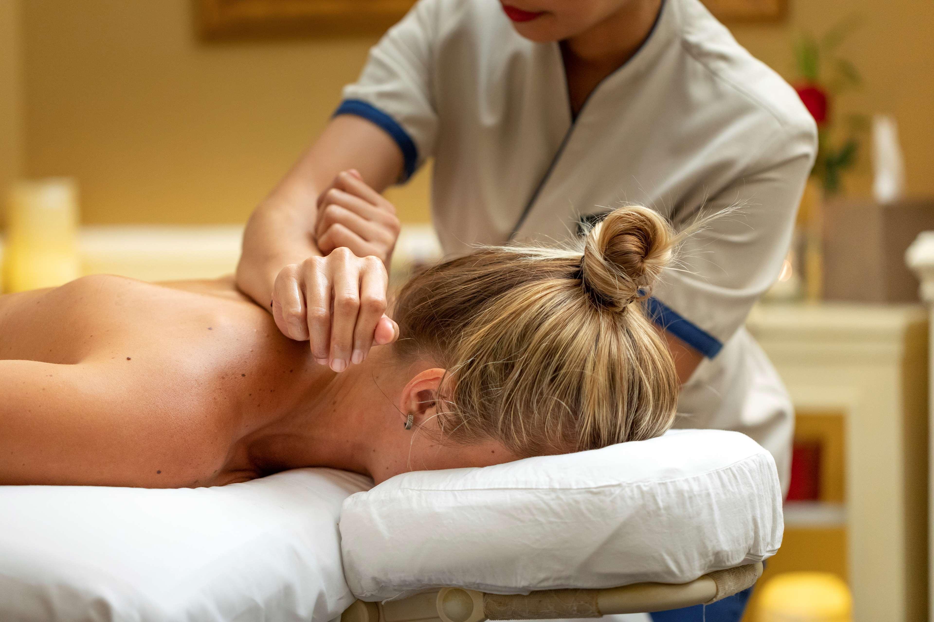 Royal Maxim Palace Kempinski Káhira Exteriér fotografie A chiropractor treating a patient