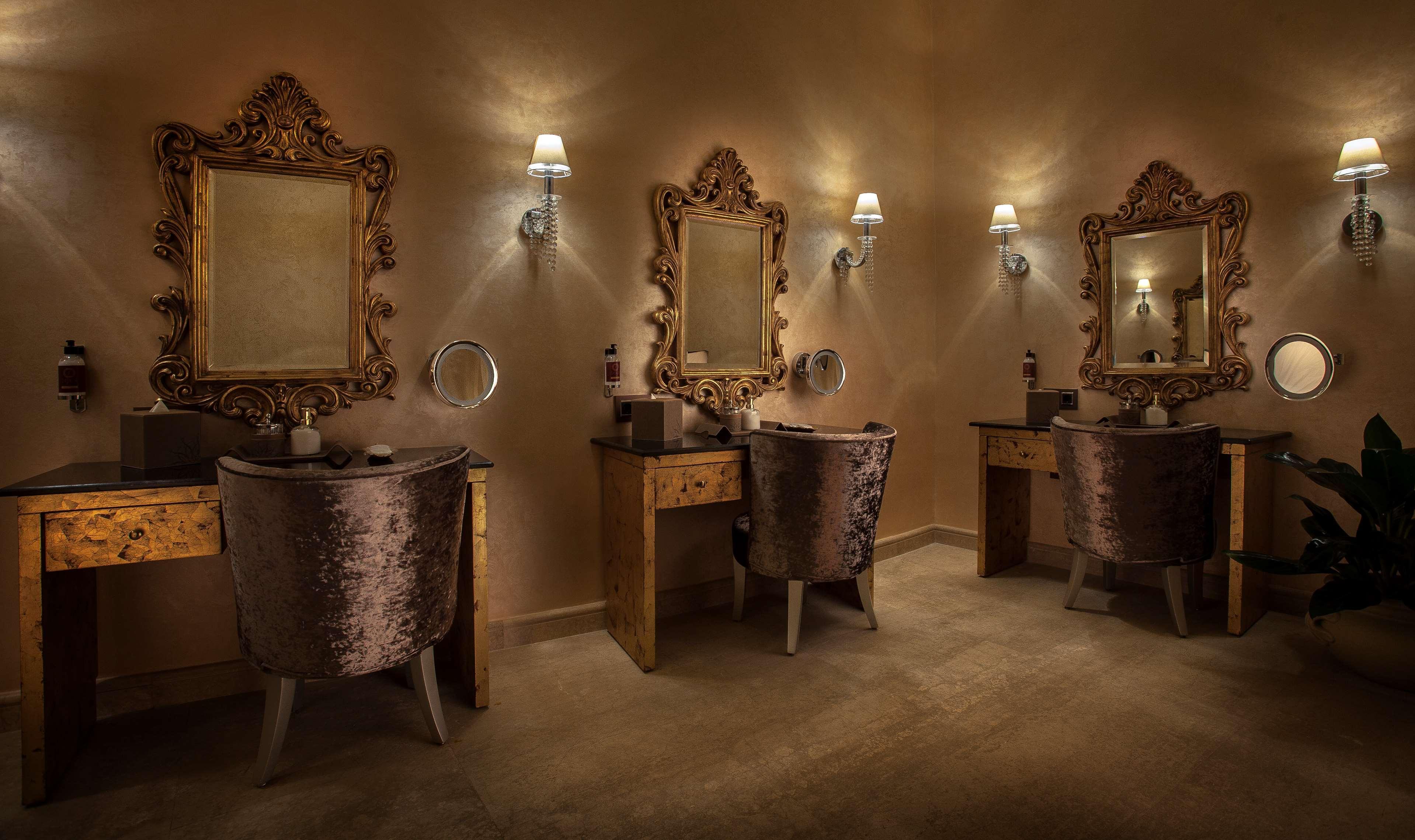 Royal Maxim Palace Kempinski Káhira Exteriér fotografie The dressing room at the National Theatre, London